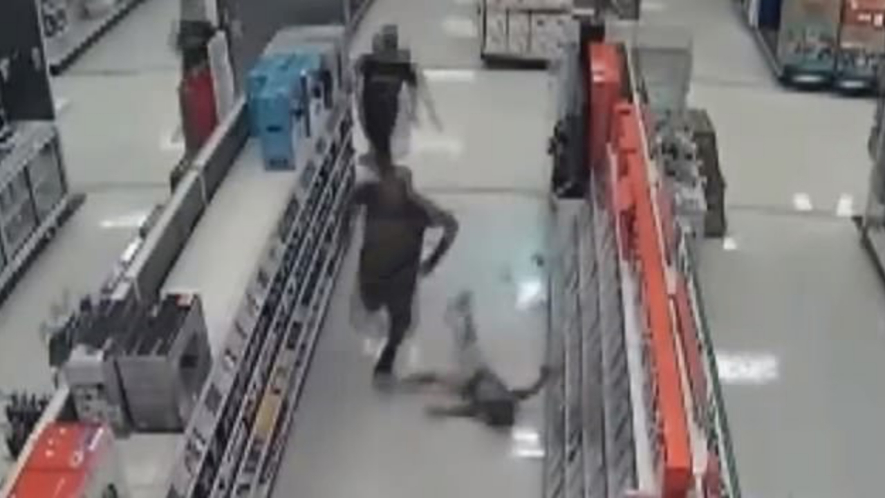 Oyun oynayan çocuklara yumruk attı!