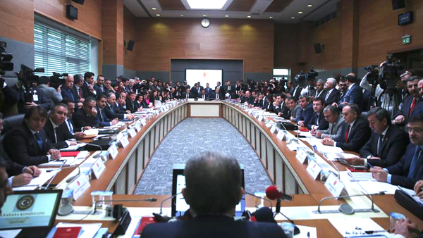 Anayasa değişikliği teklifi komisyonda görüşülüyor