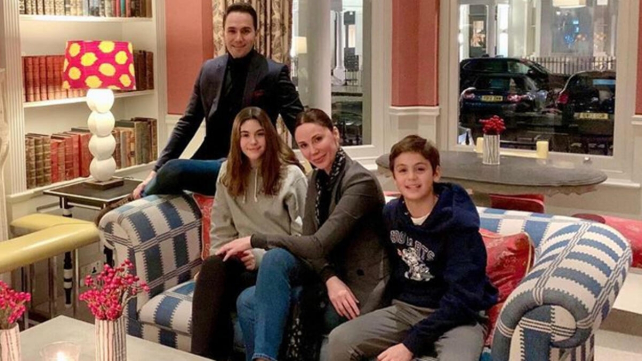 Demet Şener'den ailesiyle mutluluk pozu!