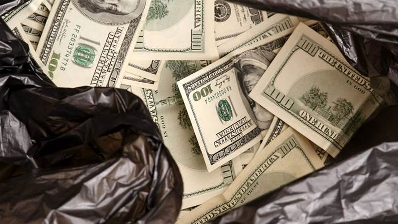 70 bin dolarını belediye çöplüğünde buldu