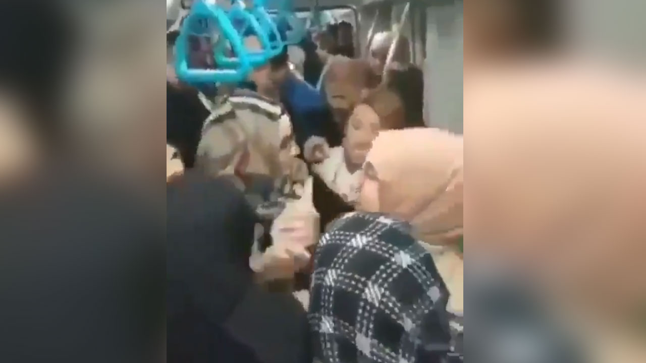 Çarşaflı anneye çirkin saldırı