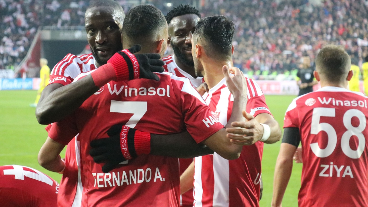 Sivasspor, Fenerbahçe'yi de devirdi!