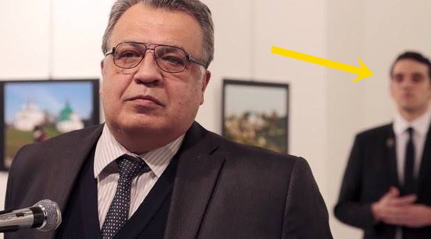 Arkanda durur, arkandan vurur!