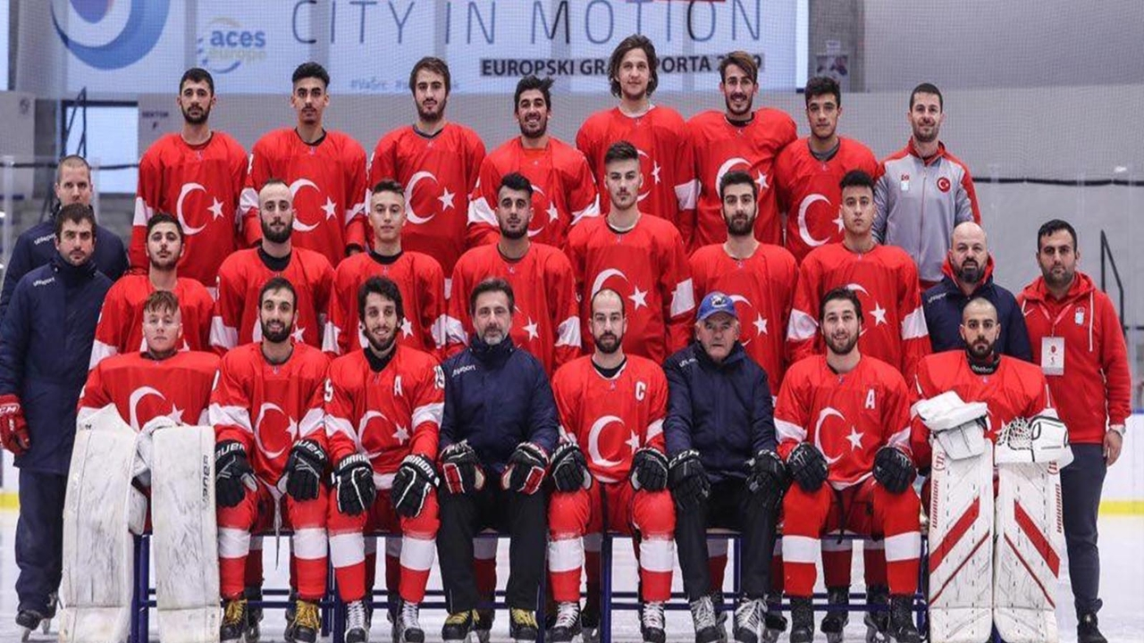 Buz hokeyi maçı sonrası İstiklal Marşı skandalı!