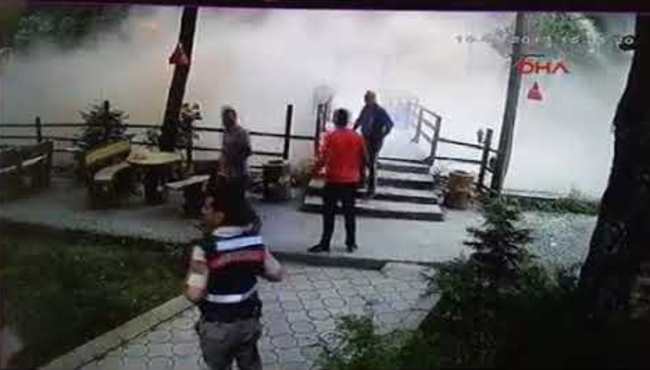 Kaçmasalar koca koca kayaların altında kalacaklardı...