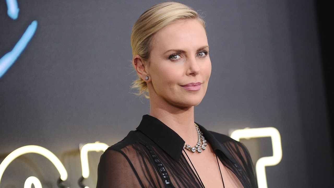 Charlize Theron: Annem babamı öldürdü!