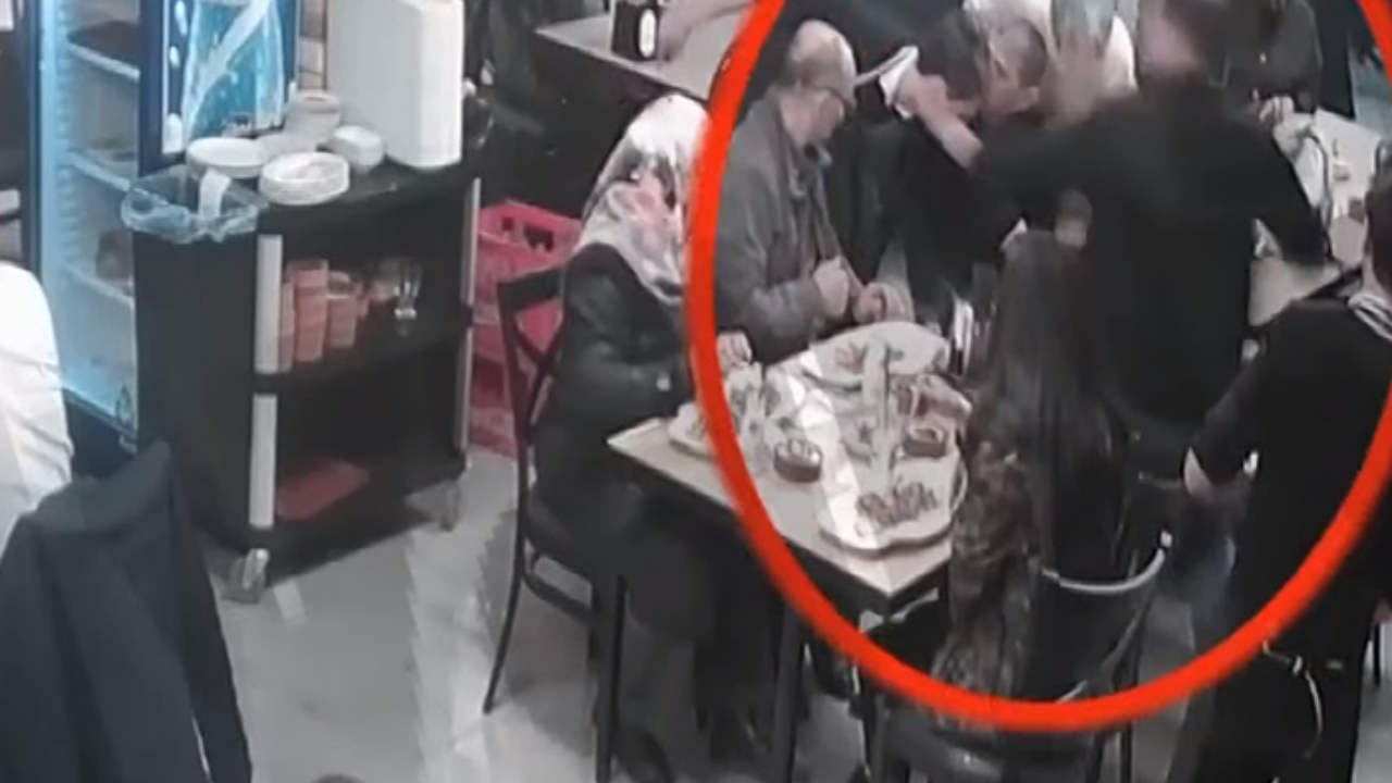 Bebek sandalyesine çarpan garsona meydan dayağı!