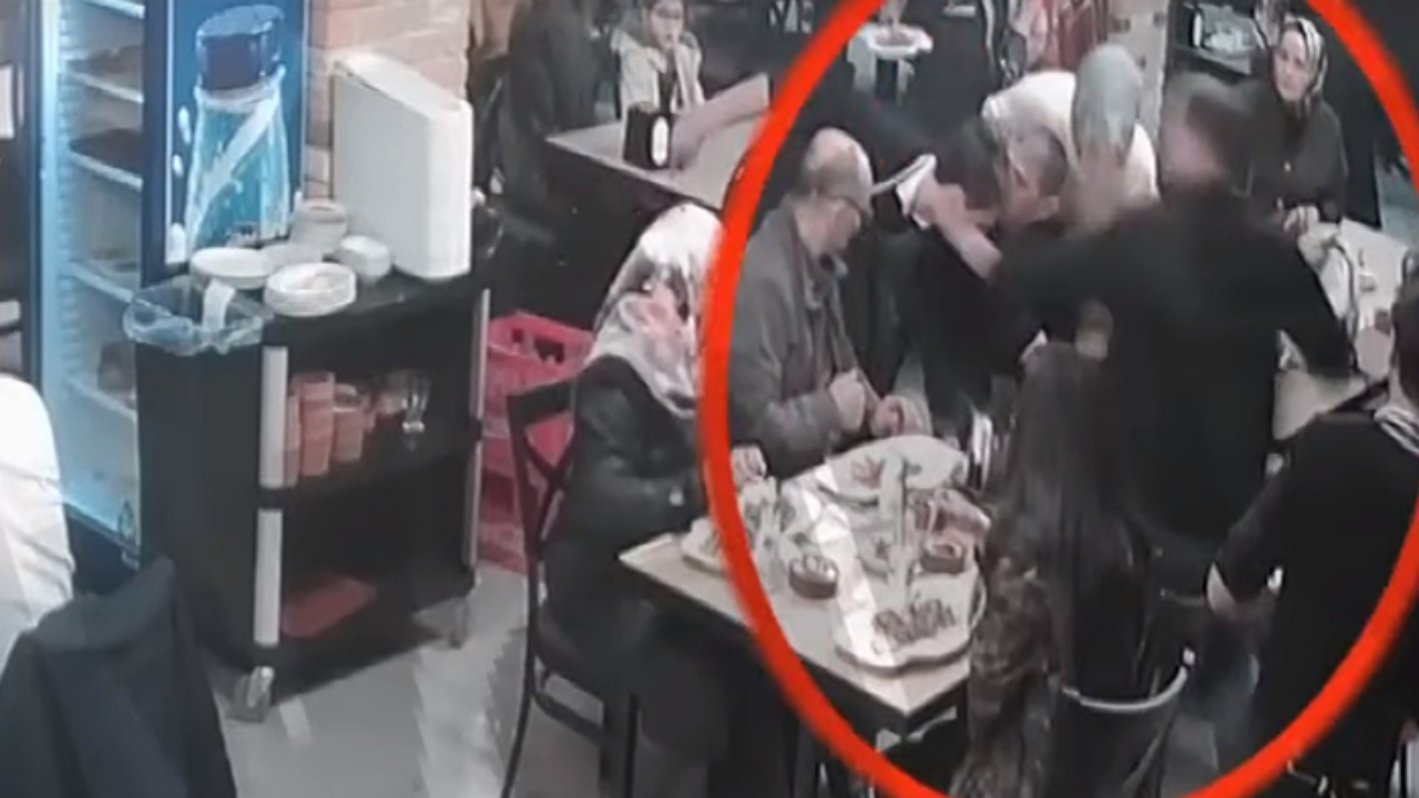 Bebek sandalyesine çarpan garsona meydan dayağı!
