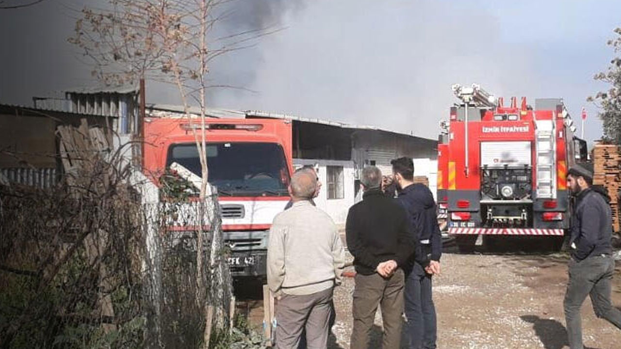 İzmir'de mobilya fabrikasında yangın çıktı