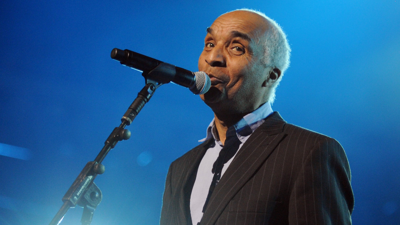 Usta şarkıcı ve sunucu Kenny Lynch hayatını kaybetti!