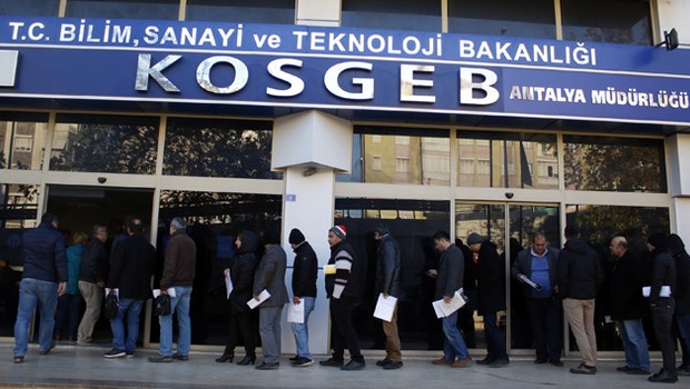 Duyan koştu, uzun kuyrukları görenler şaşırdı!