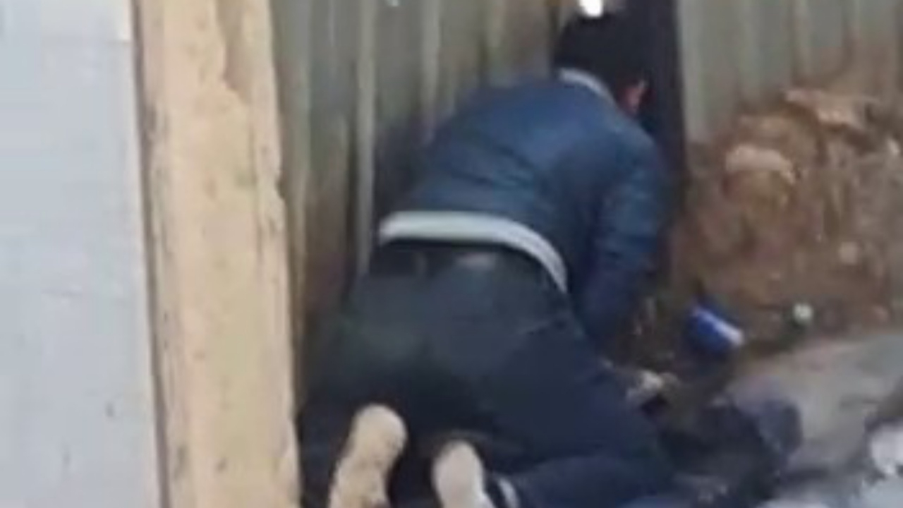 Yoldan geçen kadınları taciz ederken görüntülendi!