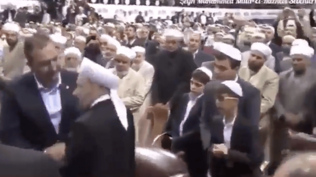 Bakan Gül'ün, tarikat lideriyle selamlaşması