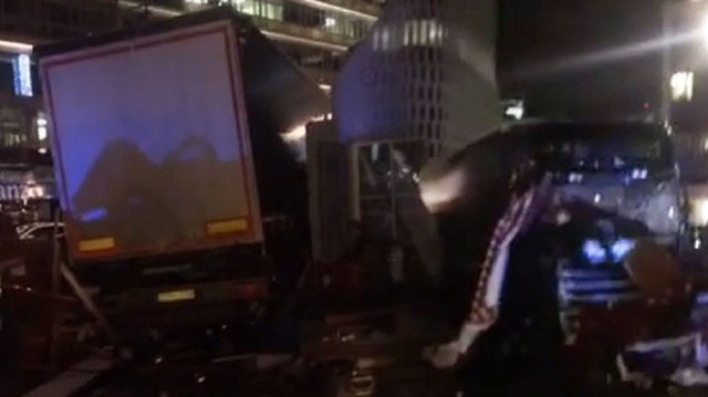 Berlin'de TIR Noel pazarına daldı: 9 ölü 50'den fazla yaralı