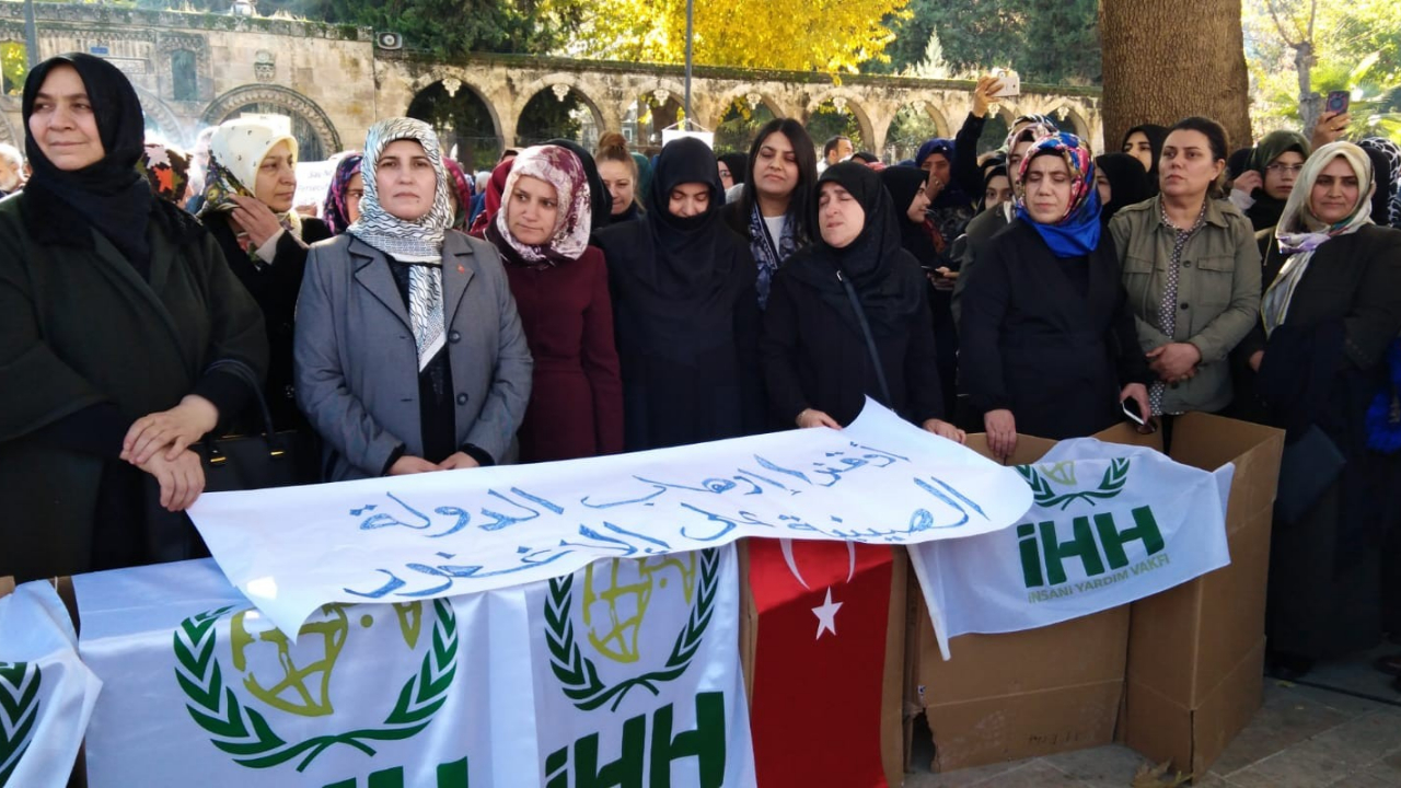 Kartondan seddi yıkarak Çin'i protesto ettiler!