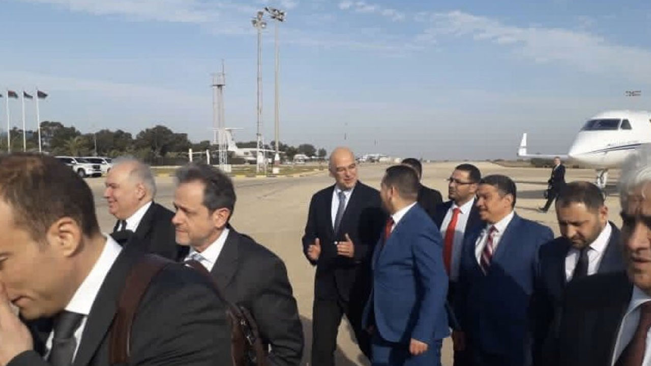 Türkiye'ye karşı köşeye sıkışan Yunanistan Hafter'e koştu