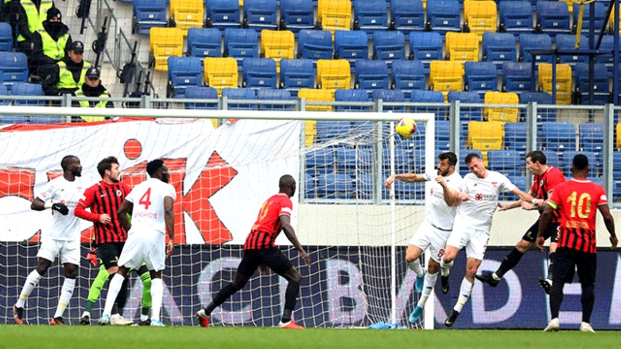 Sivasspor, Ankara'da 1 puanı zor kurtardı!