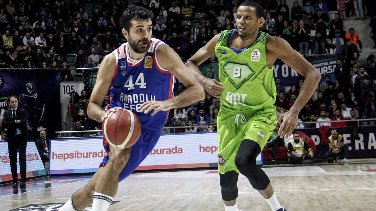 Lider Anadolu Efes, TOFAŞ'ı devirdi!
