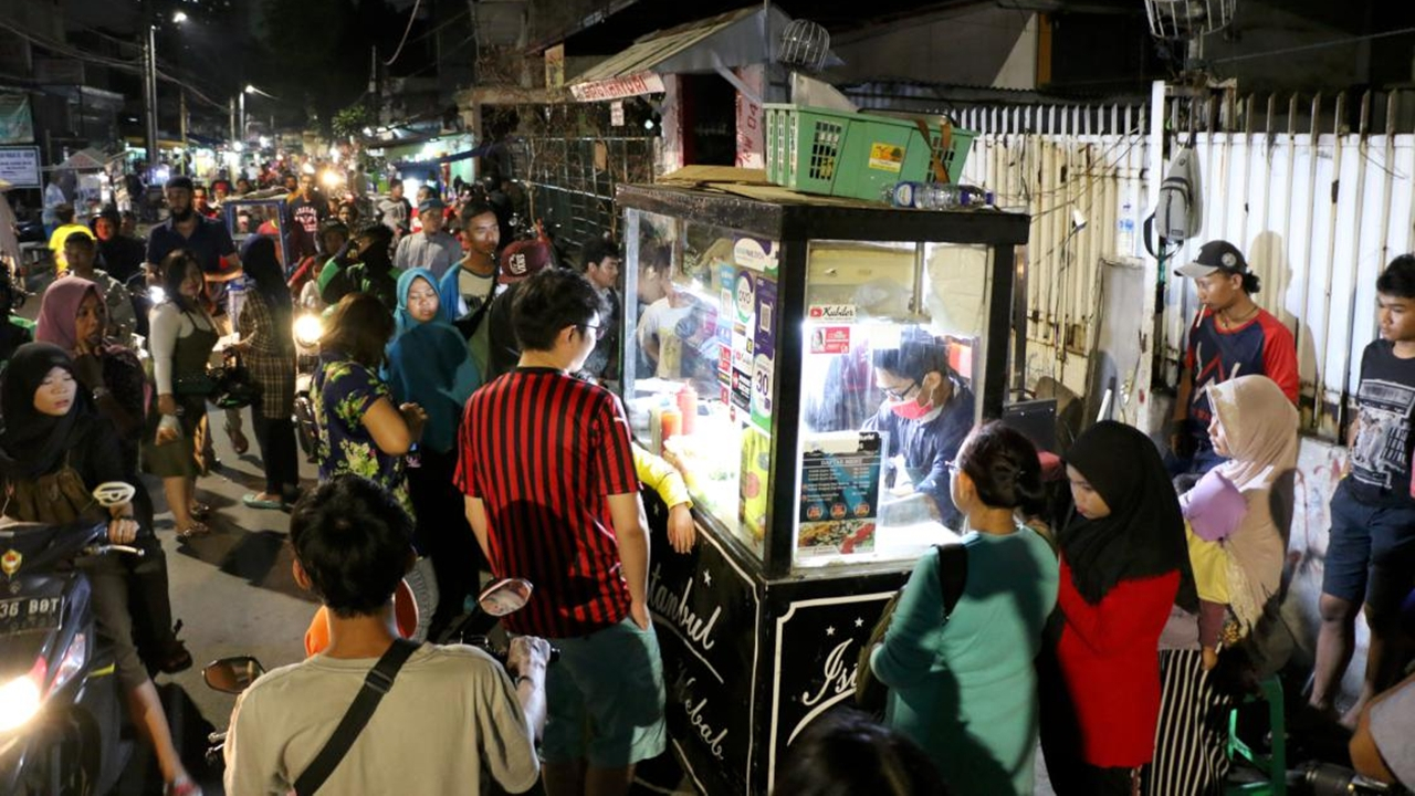 Türk usulü tavuk döner için günlerce sıra bekliyorlar!