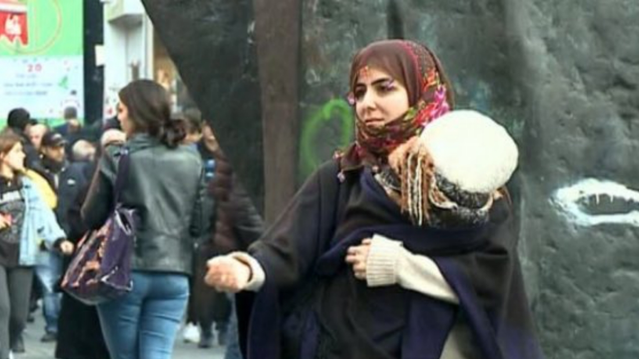 Muhabir dilenci kılığına girdi, 82 TL topladı!