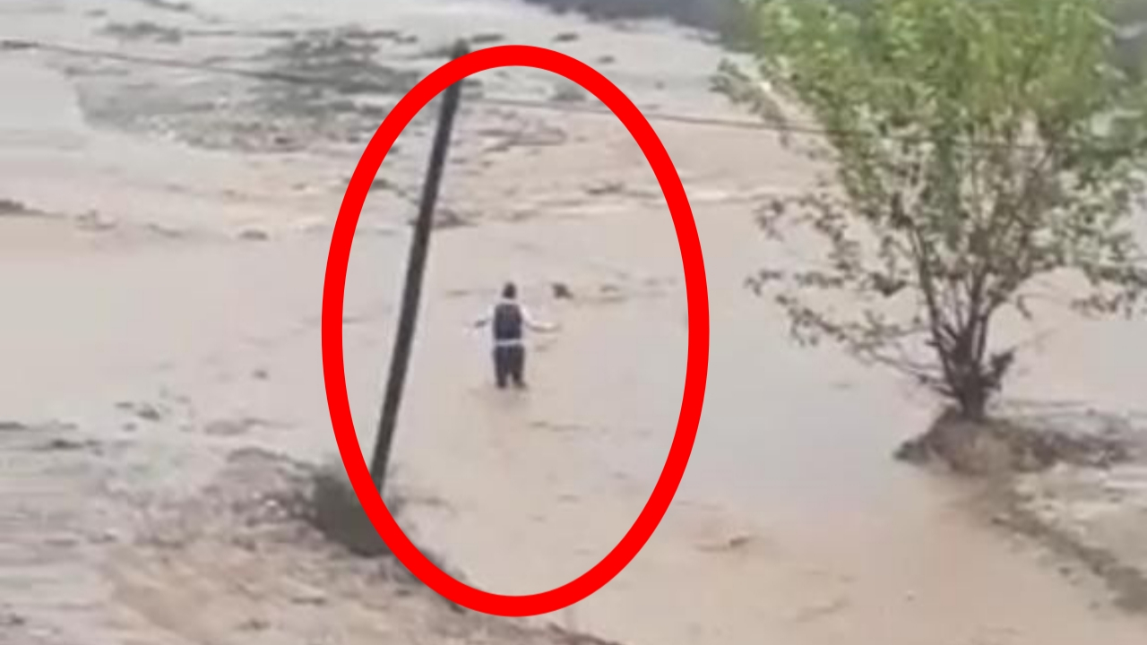 Sel sularına kapılan çocuğu vatandaşlar kurtardı!