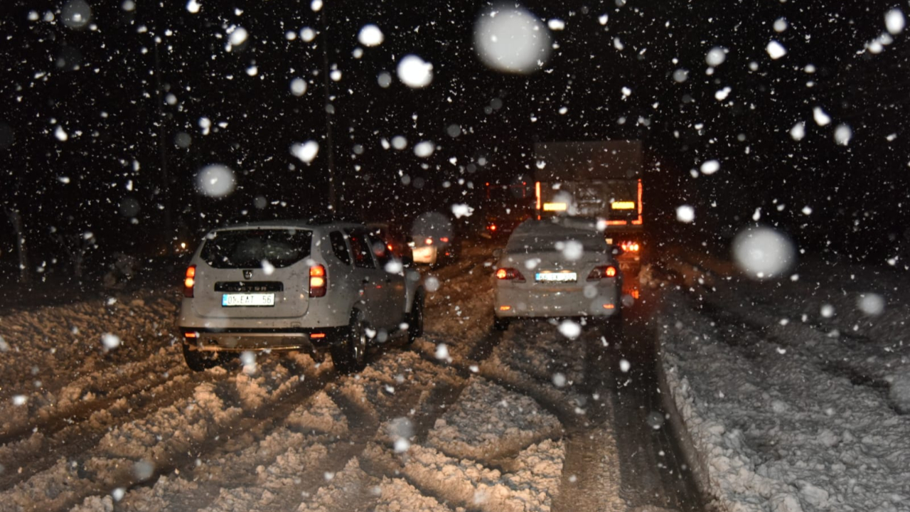 Okullar tatil edildi, kara yolu ulaşıma kapandı...