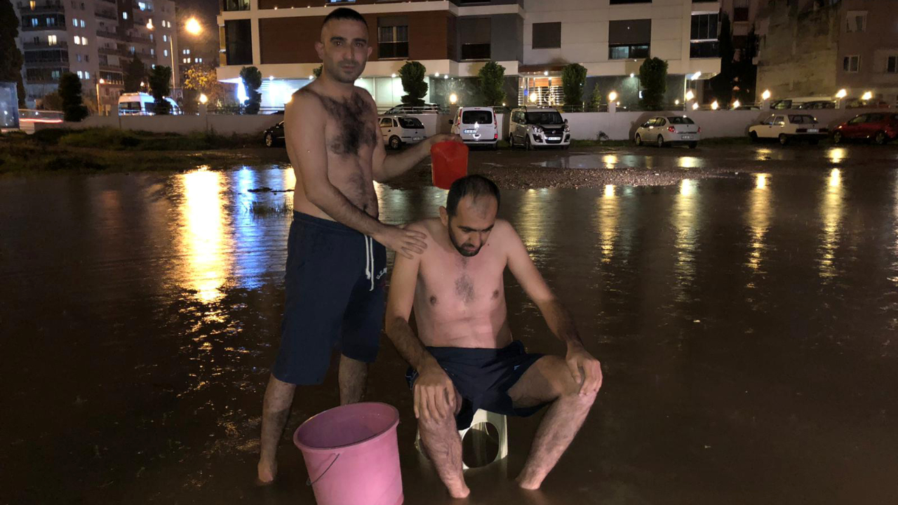 İzmir'de yağmur suyuyla banyo yaptılar!