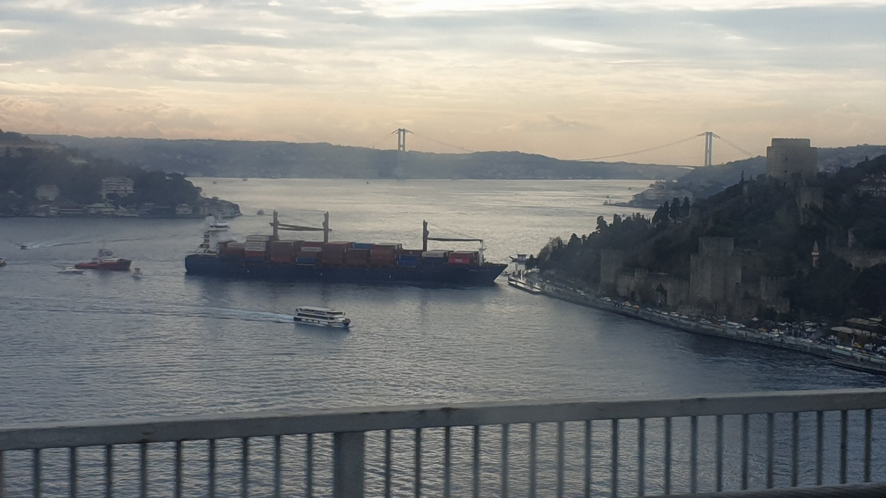 İstanbul Boğazı'nda faciadan dönüldü...