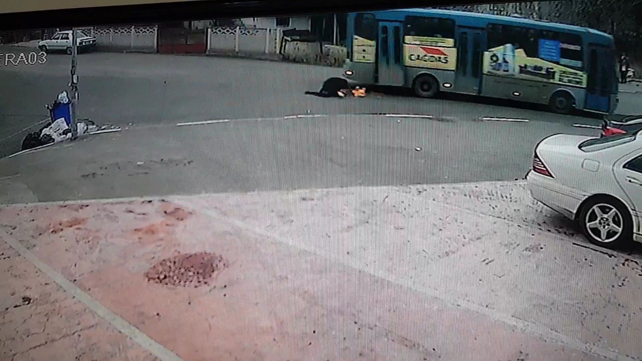 Kapısı kırılan halk otobüsünden düşen kadın hayatını kaybetti