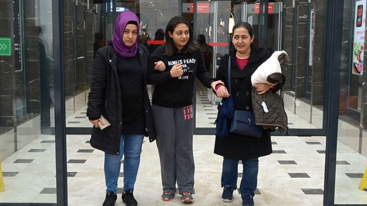 Sultangazi'de başıboş köpekler genç kadını ısırdı!