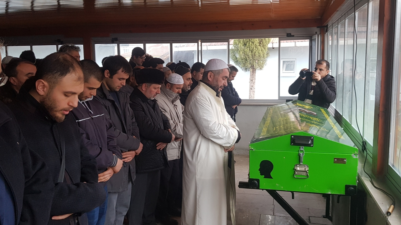 Kardeşinin cenaze namazını kıldırdı...