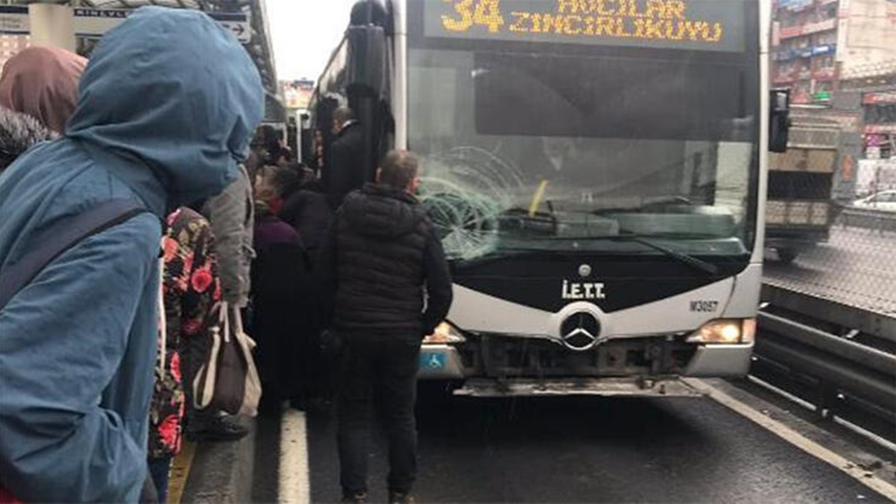 Yolcuya metrobüs çarptı! Seferler yapılamıyor...