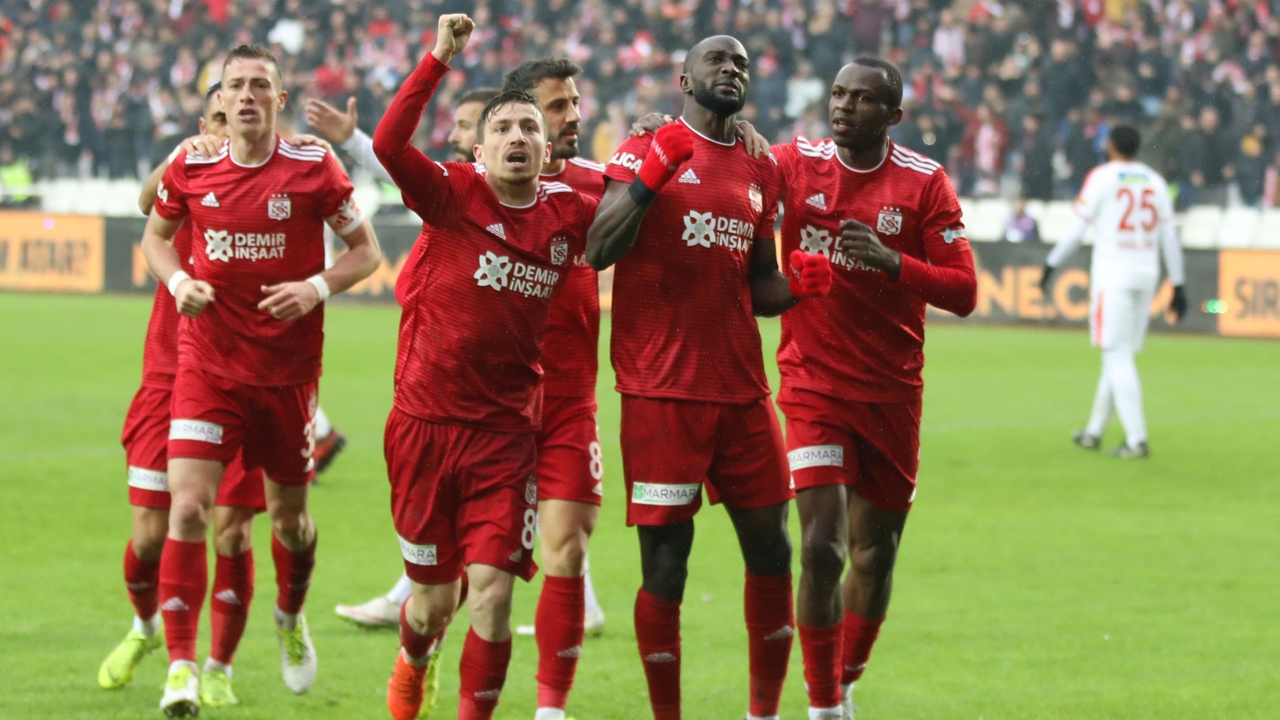 Lider Sivasspor, Göztepe'yi de mağlup etti!