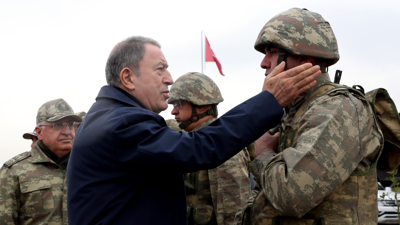 Bakan Akar ve komutanlar sınırın sıfır noktasında!