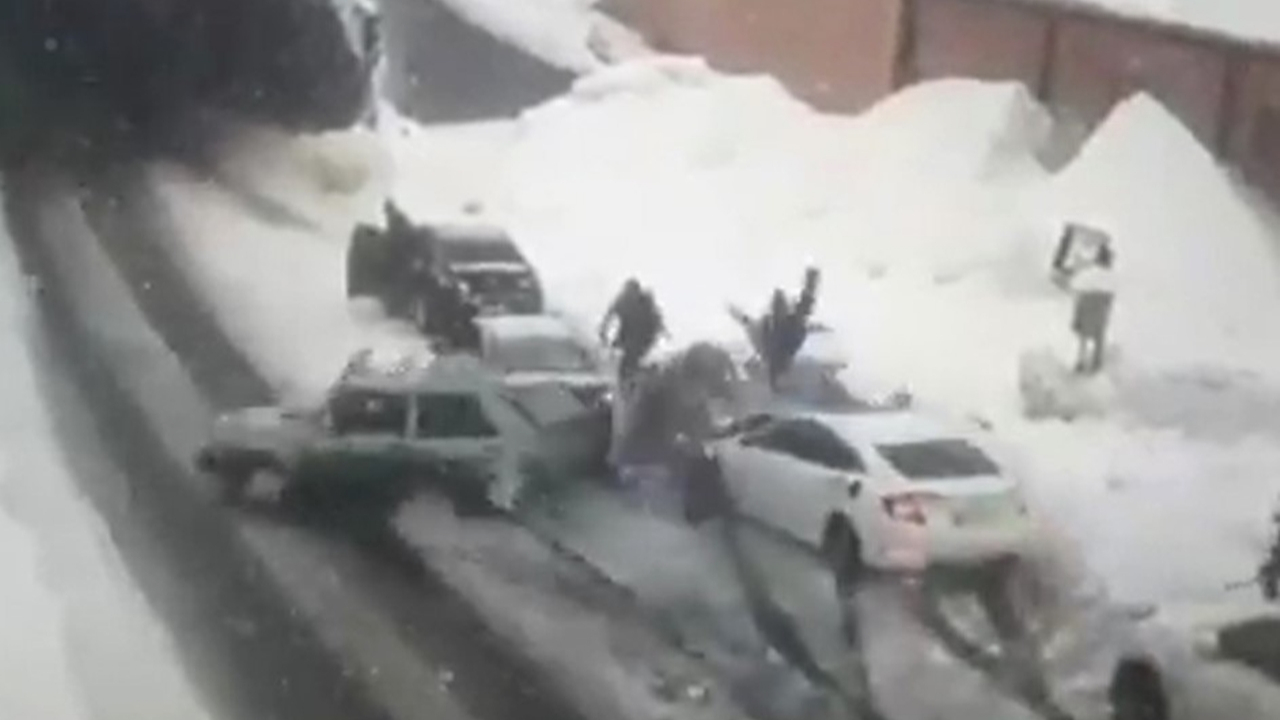 Araç ve yayaların arasında daldı...