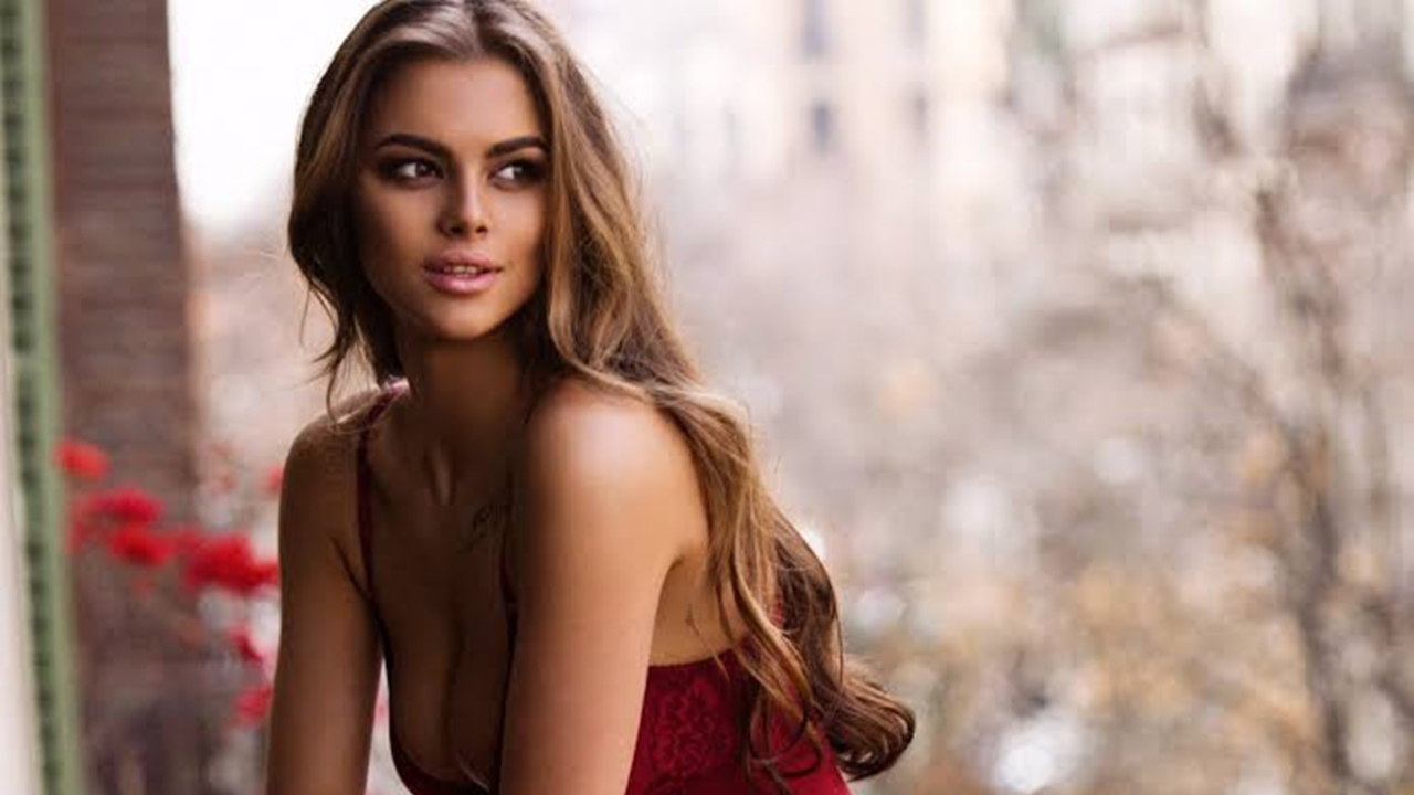 Rus modelin üstsüz paylaşımları şaşırttı!