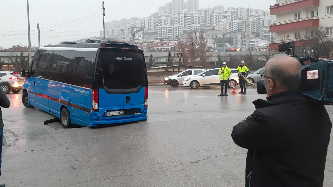 Ankara'da asfalt çöktü minibüs içine düştü!