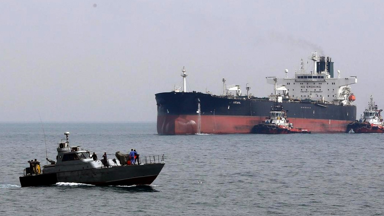 İran, Basra Körfezi'nde bir gemiye el koydu!