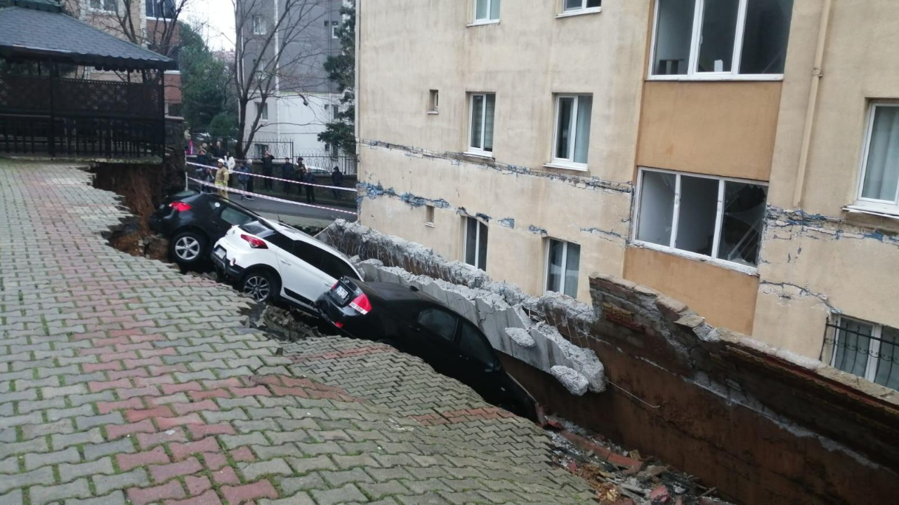 Kartal'da istinat duvarı çöktü!
