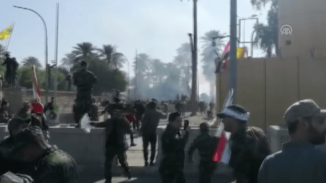 Irak'ta ABD elçiliğine saldırı