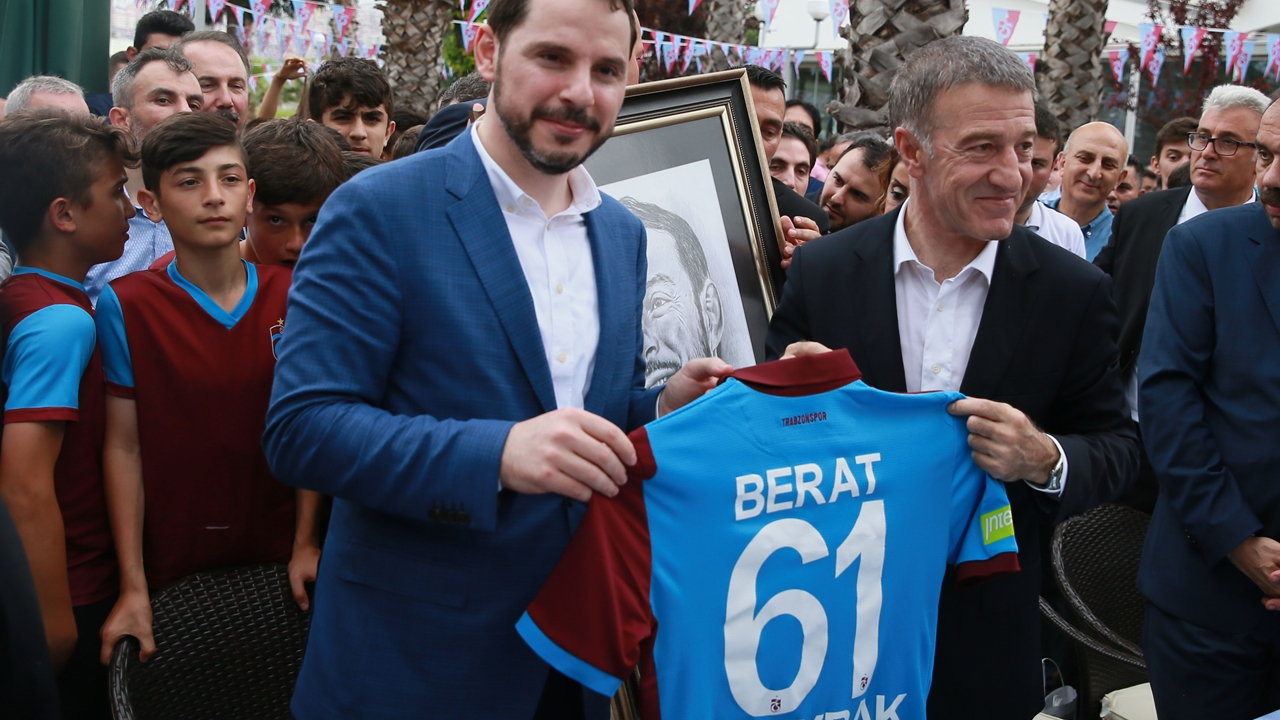 Trabzonspor taraftarı Bakan Albayrak'a sahip çıktı...