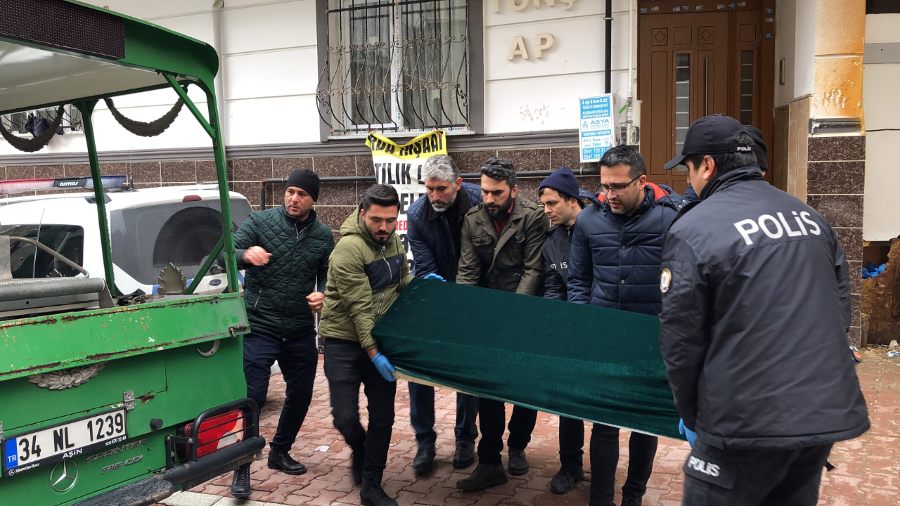 Pilot olan amcasını bıçaklayıp, gözlerini oydu!
