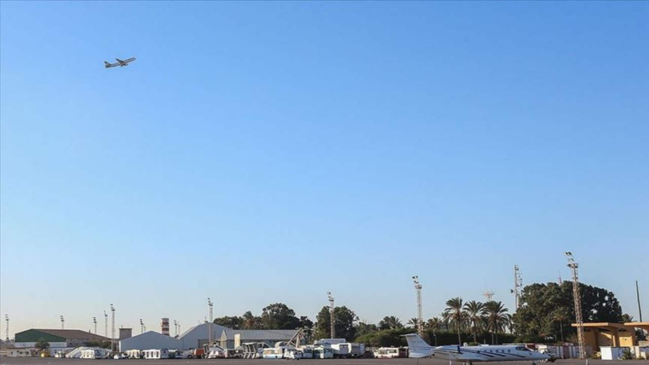 Libya'nın başkenti Trablus'ta havalimanına roketli saldırı! Uçuşlar durduruldu