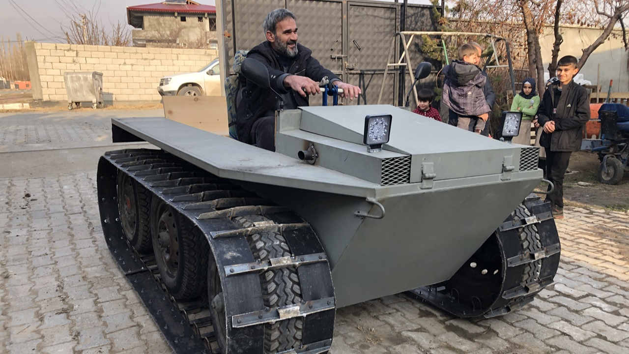 Evlerinin garajında paletli araç yaptılar...
