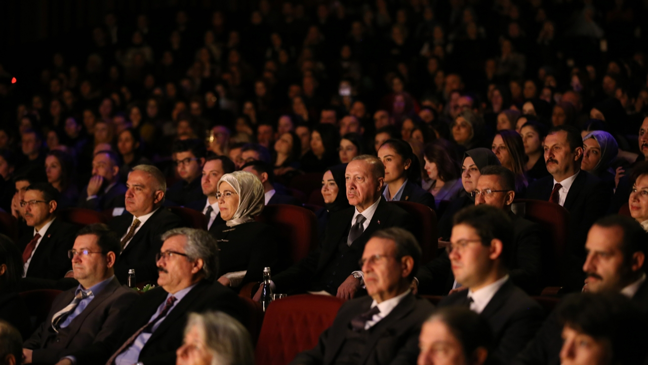 Erdoğan, "Leyla ile Mecnun" tiyatro oyununu izledi...