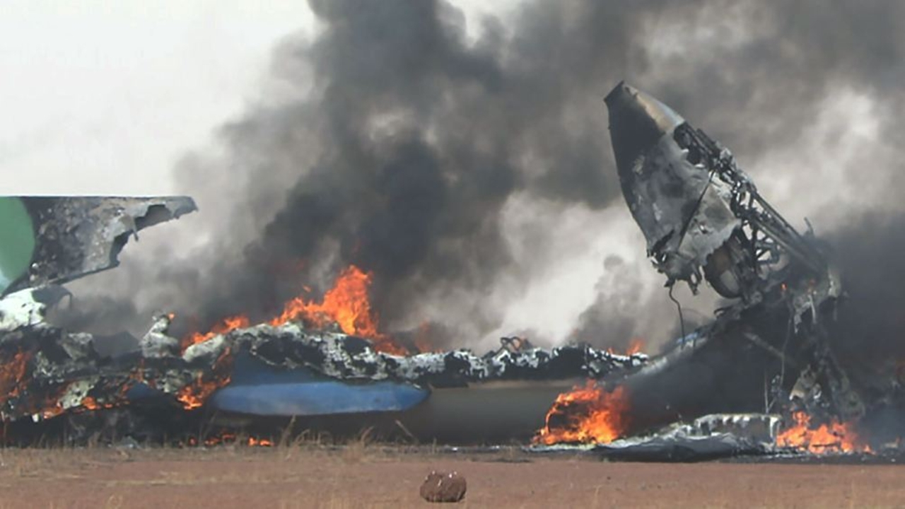 Sudan'da askeri uçak düştü...