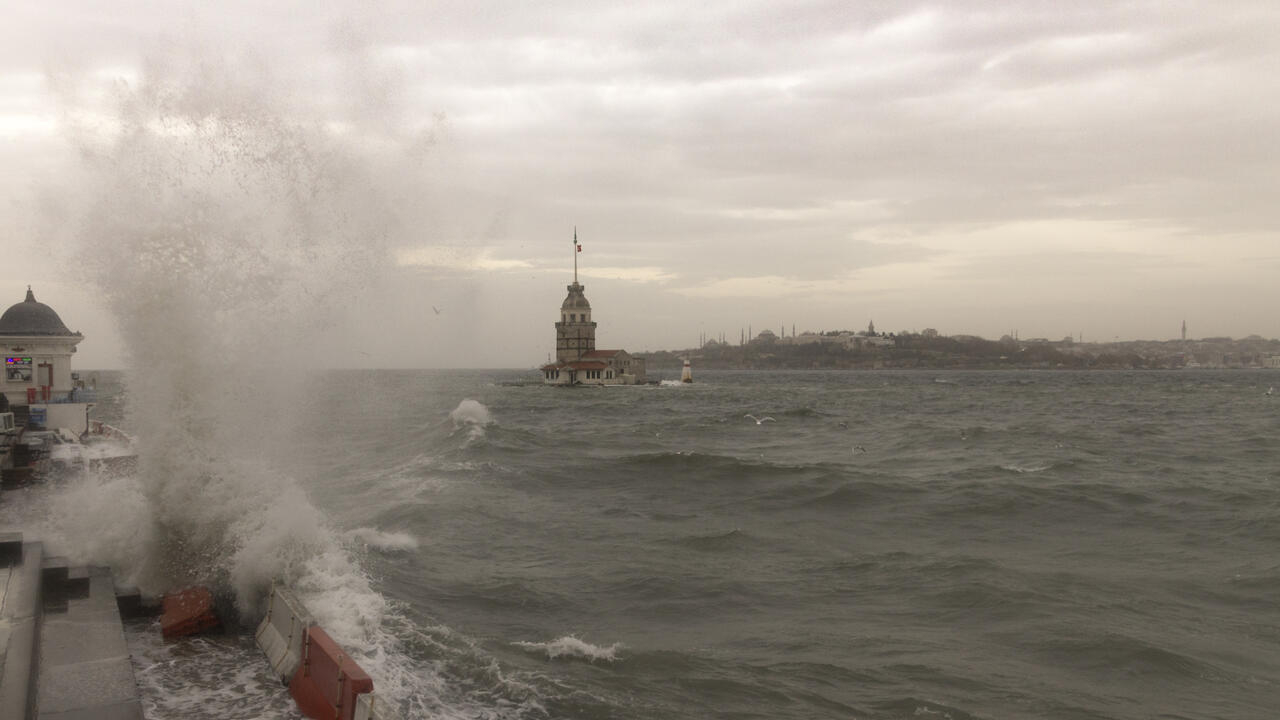 Meteoroloji'den İstanbul'a şiddetli fırtına uyarısı! 110 kilometre hıza ulaşacak...