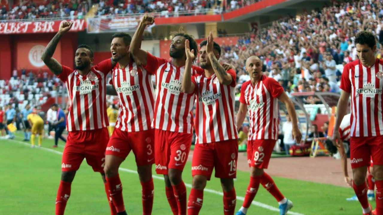 Antalyaspor'un yeni teknik direktörü belli oldu!