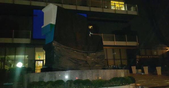 Tepkiler gelince CHP'li belediye üzerine branda örttü!