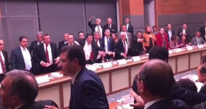 Küfürler, su şişeleri havada uçuştu! VİDEO